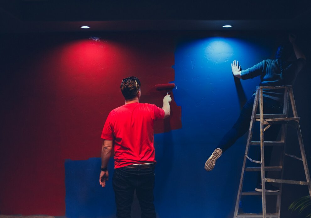 Jak přemalovat barvu na zdi a je možné malovat na tapetu?